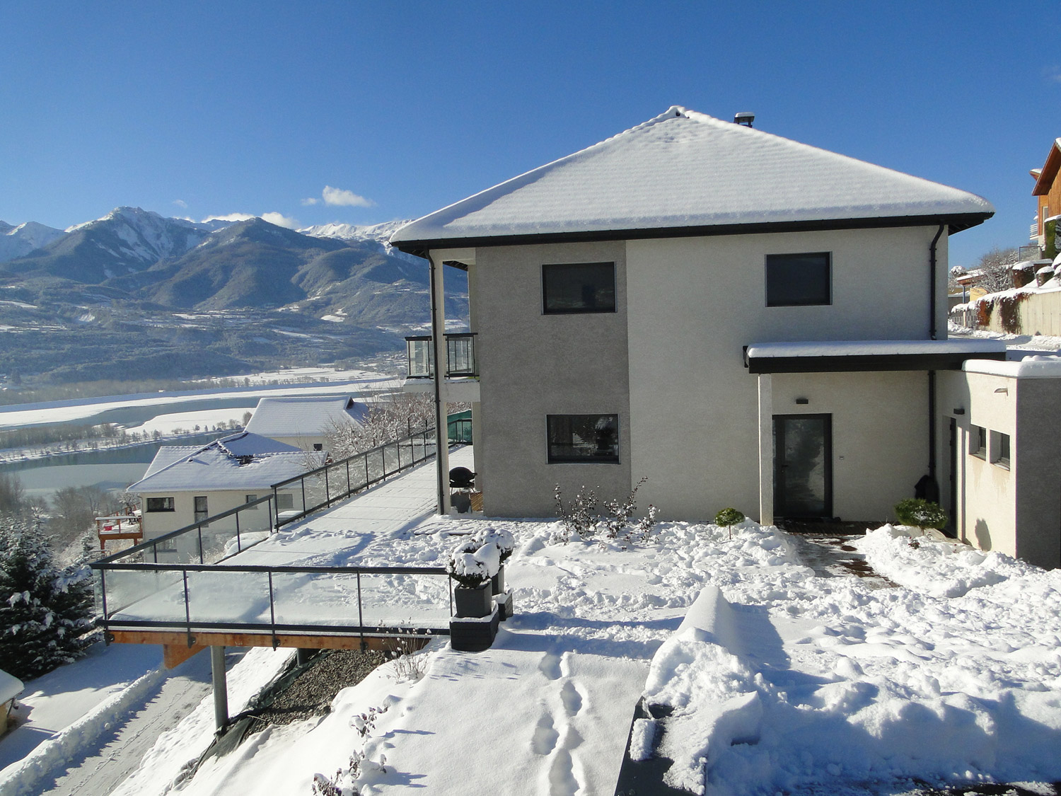 Maison neuve dans les Alpes